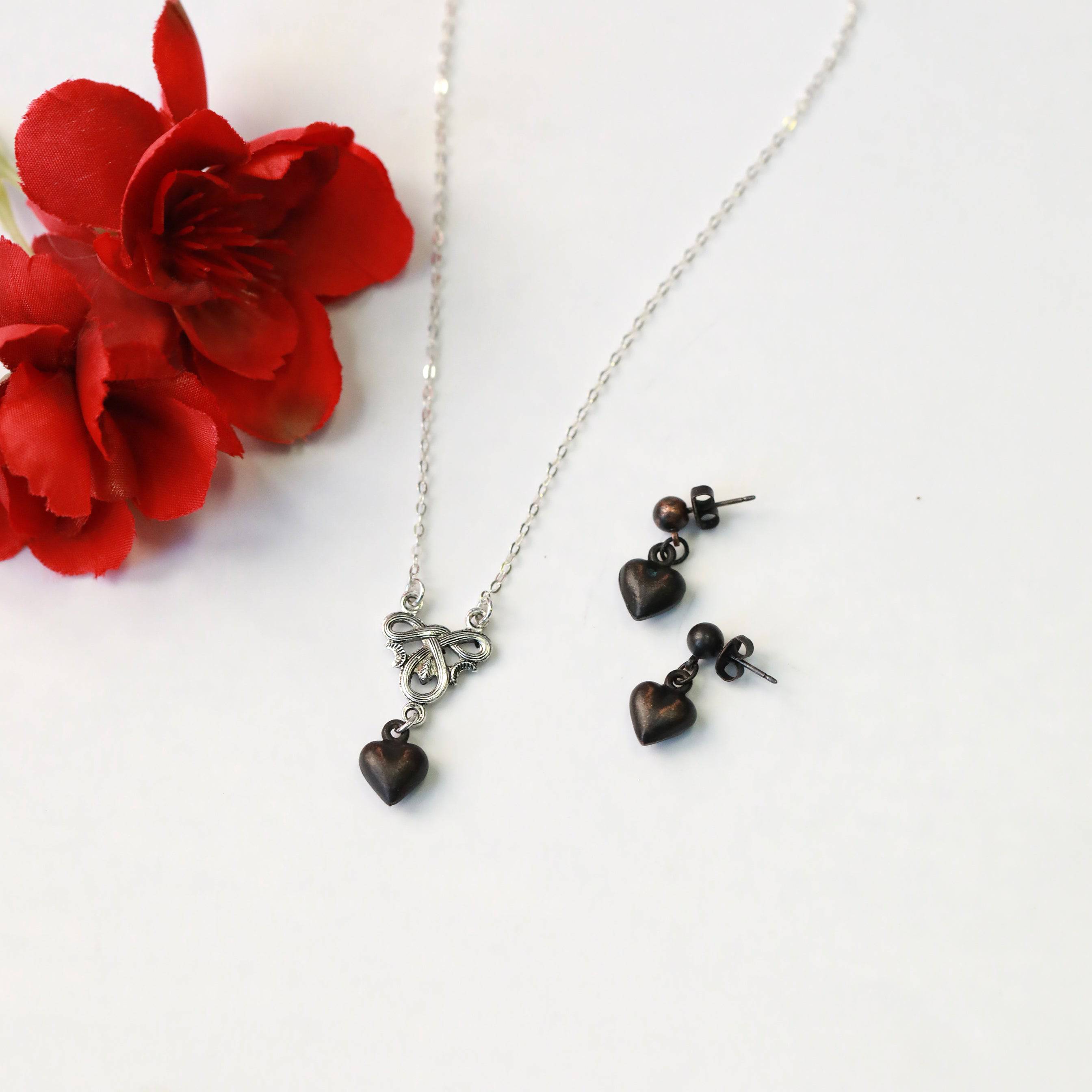 The Dark Heart Necklace - The Gilded Witch
