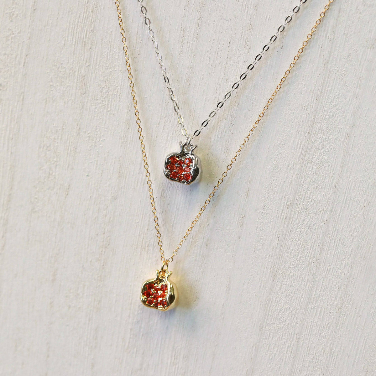 Collier Ras Du Cou Avec Pendentif Grenade Tombante - Longueur 52cm - Couleur Argenté Et Rouge - Fabriqué En France